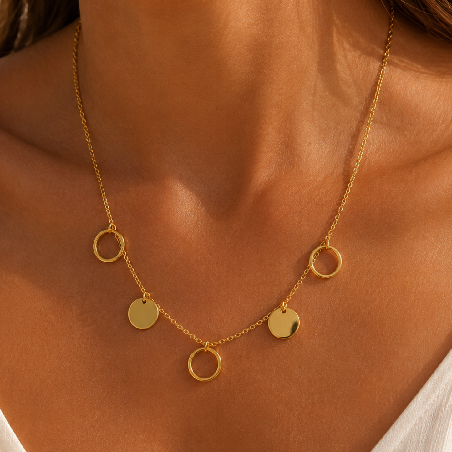 Collier doré géométrique