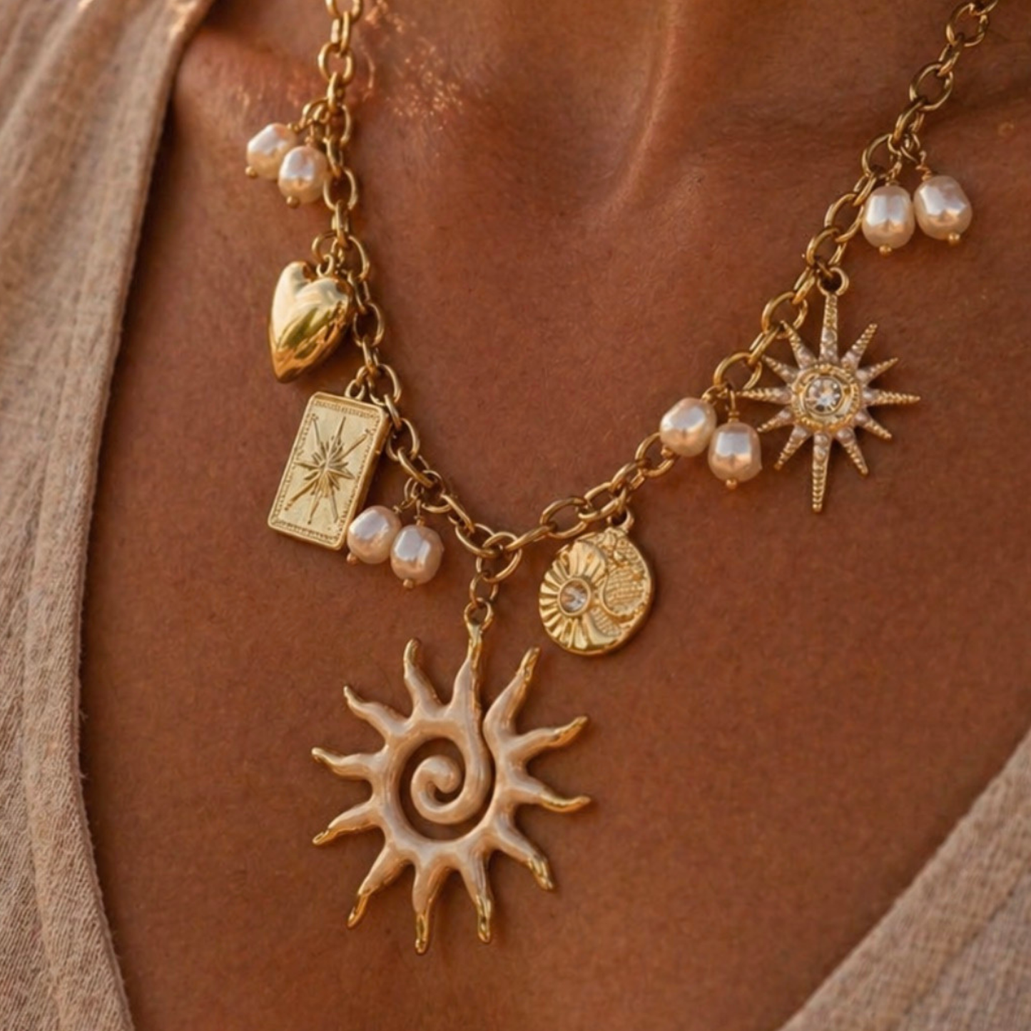 Collier soleil blanc et breloques
