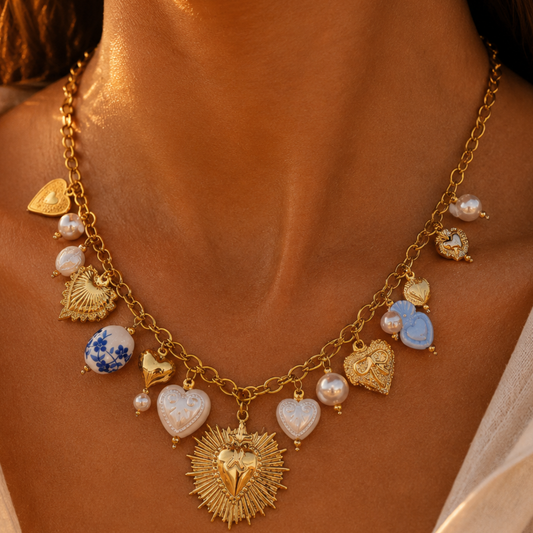 Collier chaîne dorée breloques coeur et fleurs bleues