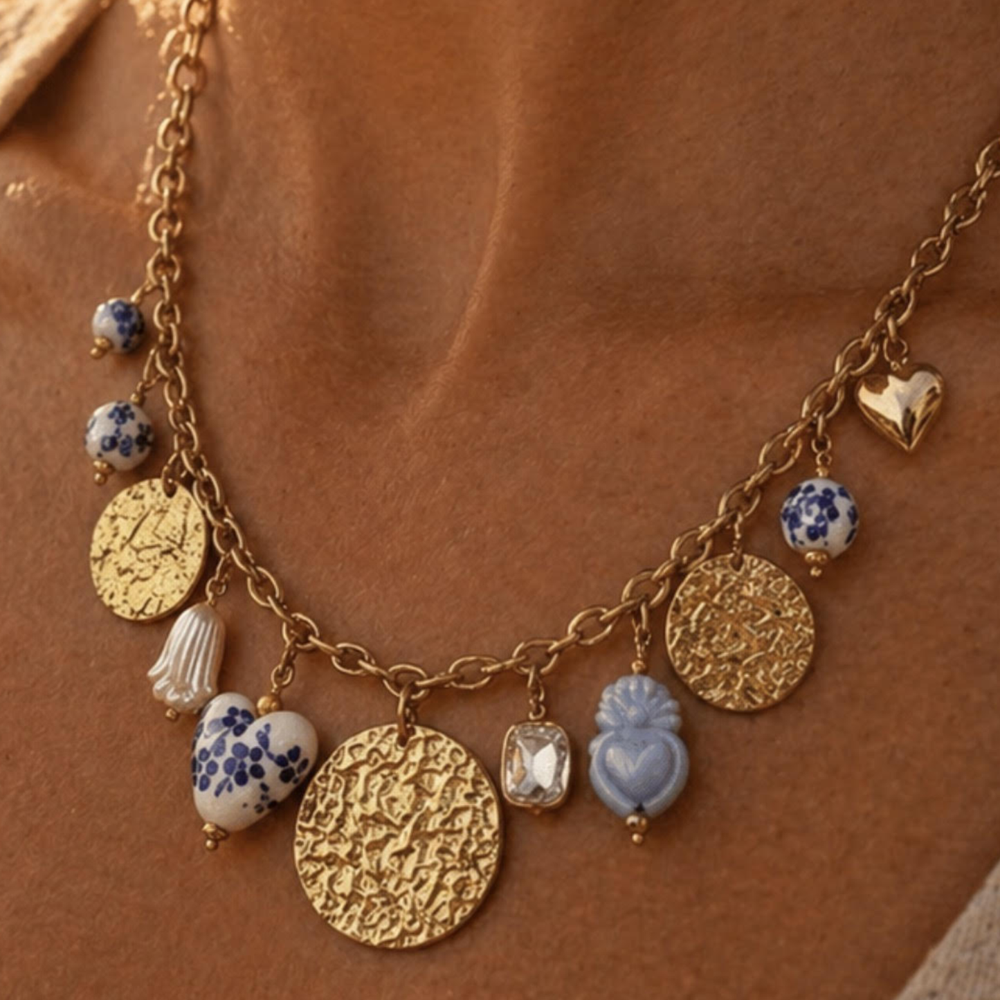 Collier dorée médaillon et porcelaine